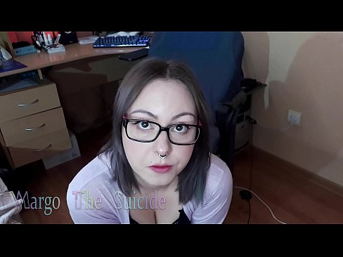 ❤️ Ragazza sexy con gli occhiali succhia il dildo profondamente sulla macchina fotografica Pornoal it.verhentai.ru ❤️