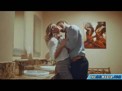 ❤️ Quando una bionda formosa ti seduce in un bagno pubblico Pornoal it.verhentai.ru ❤️